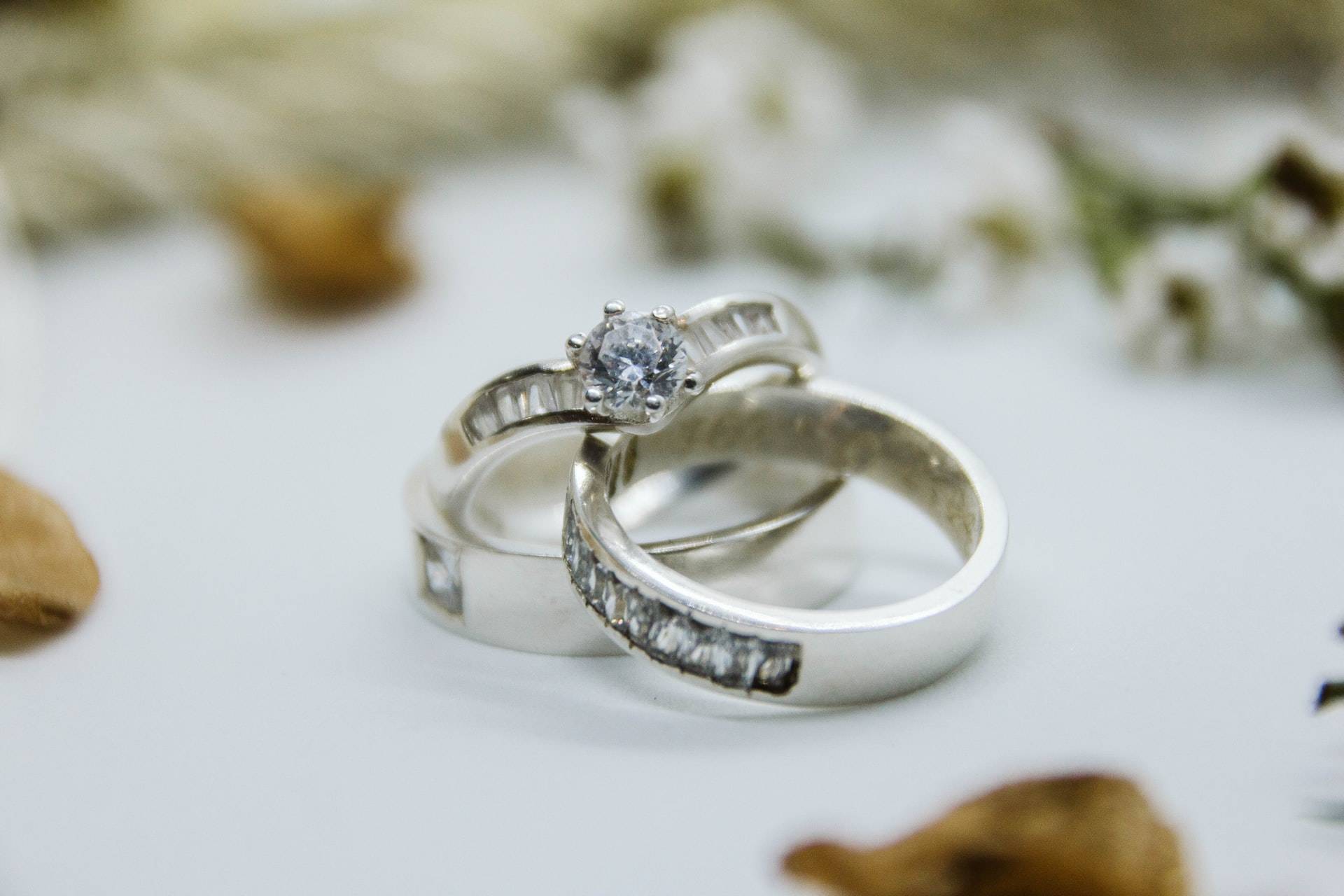 Cincin pernikahan. Foto: https://unsplash.com/@kzzljhn00