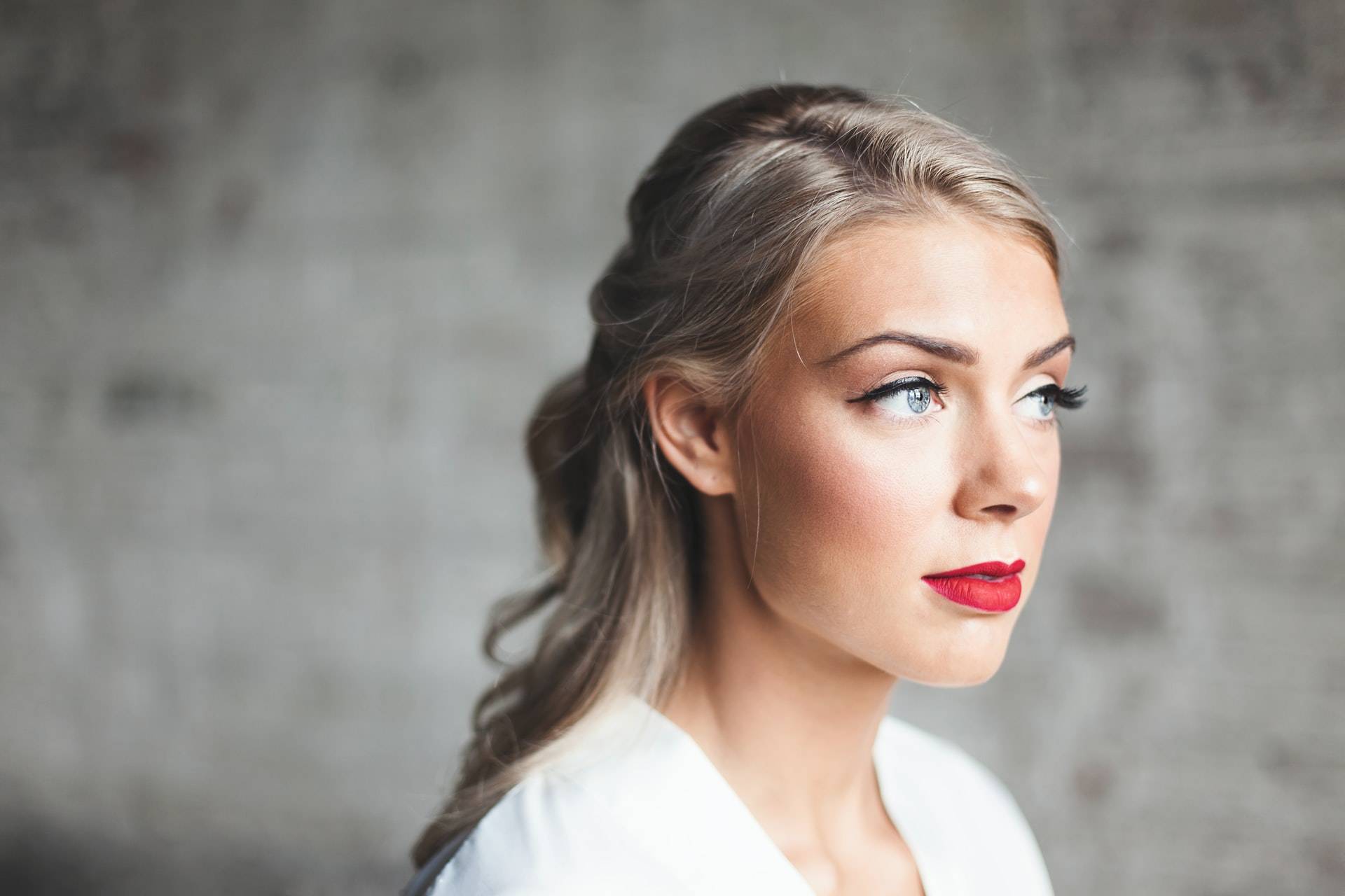Makeup bold. Foto: https://unsplash.com/@nickarnot